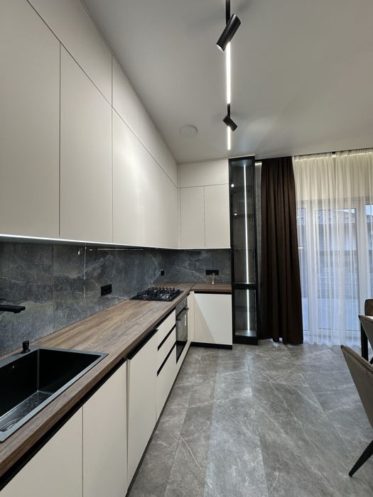 Будинок з ремонтом і меблями . Закрите КМ