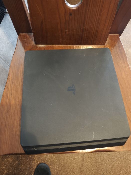 PS4 com 2 comandos