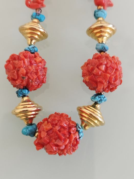 Lindo colar feito em coral genuíno, com um design único e elegante.

-