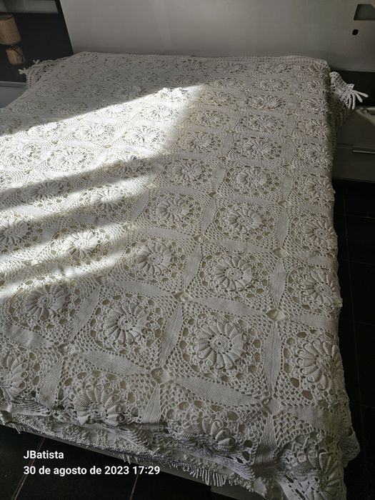 Colcha em renda, bastante trabalhada