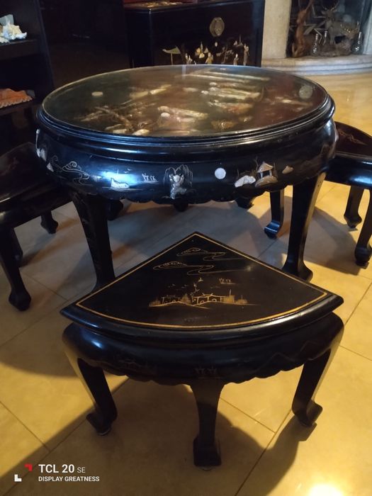 Mesa e quatro banquinhos