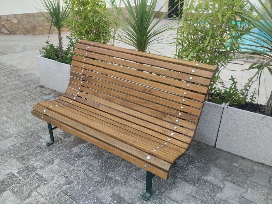 Banco de jardim em madeira e ferro