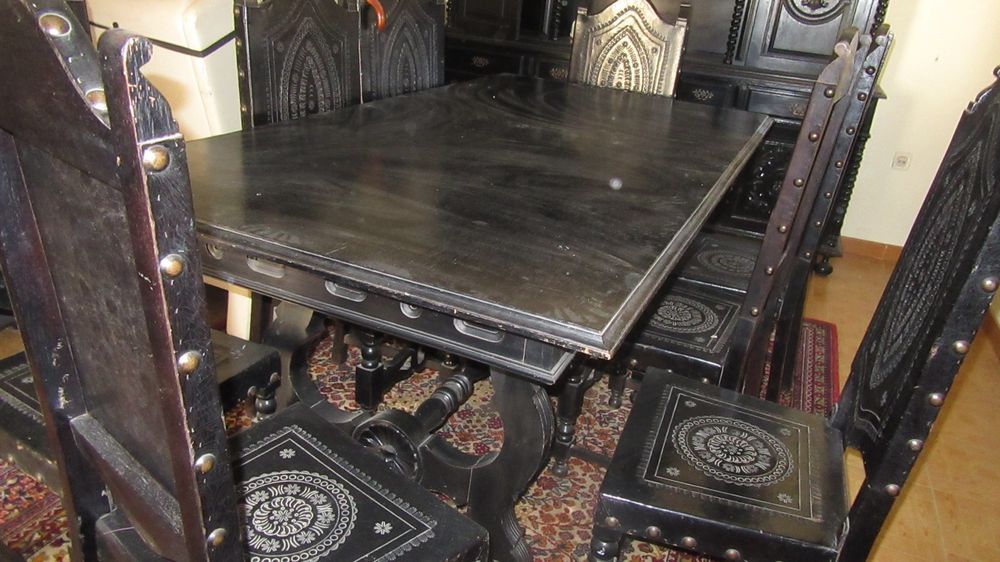 Mesa de Jantar Clássica + Cadeiras em Madeira Maciça Trabalhada