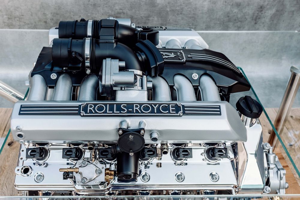 Stolik z silnika Rolls-Royce Phantom 6.75 V12 Stolik  z bloku silnika