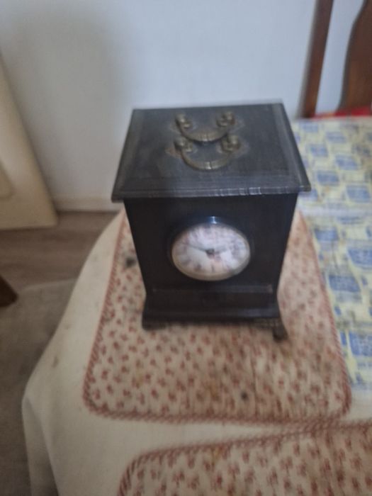 Dois relogios um é um radio tambem em bom estado