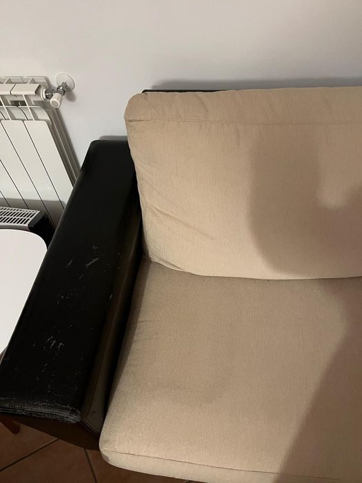 Sofá 2 Lugares em Tecido Bege, Estrutura Preta, Compacto e Confortável