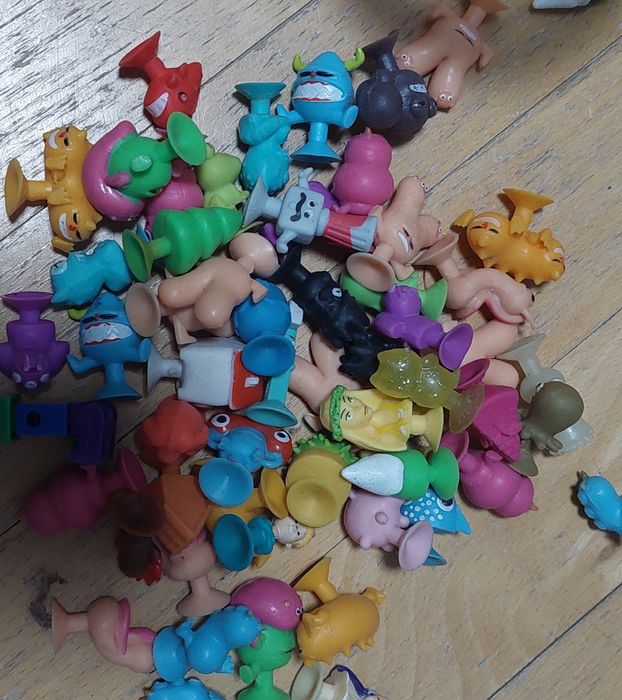 Коробка з різними іграшками