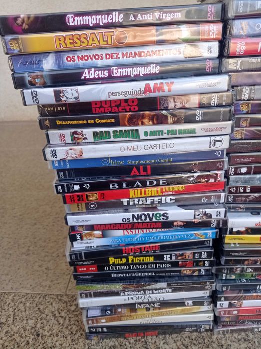 Mais de 90 DVDs de grandes clássicos originais.
