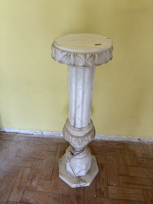 Coluna Marmore iluminada