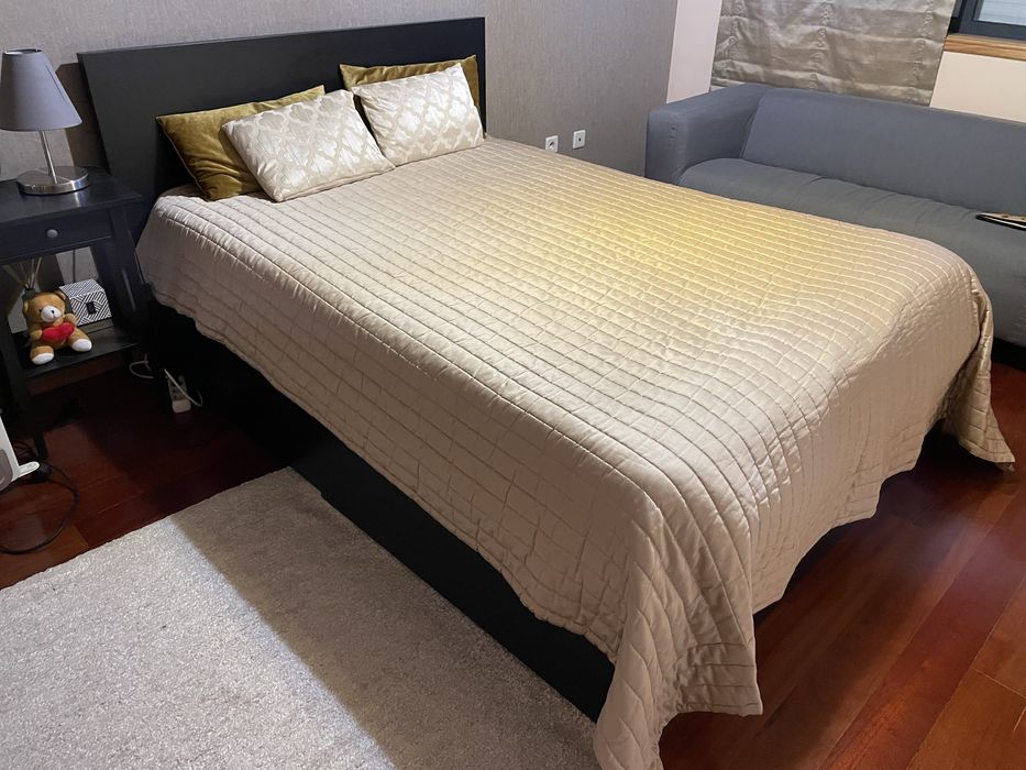 Cama Casal Preta Ikea Malm com 4 gavetões com rodinhas e Cabeceira