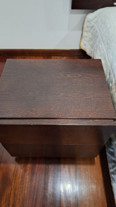 Cama de casal na cor vengue