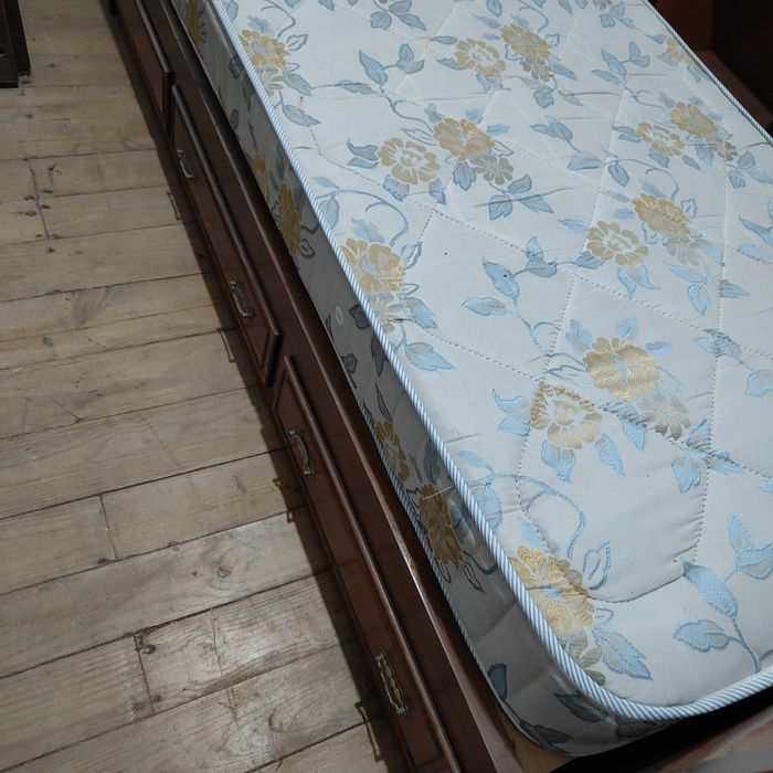 Cama de solteiro em madeira maciça
