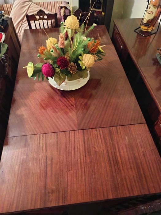 Conjunto de sala de jantar, mesa com 6 cadeiras e dois aparadores