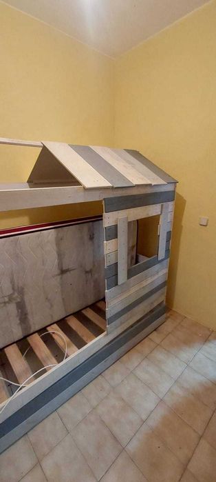 Cama estilo cabana comprei para o meu filho mas ele pouco pois ainda dormia comigo, a janela da para mover e tem uma base em baixo para outro colchão.