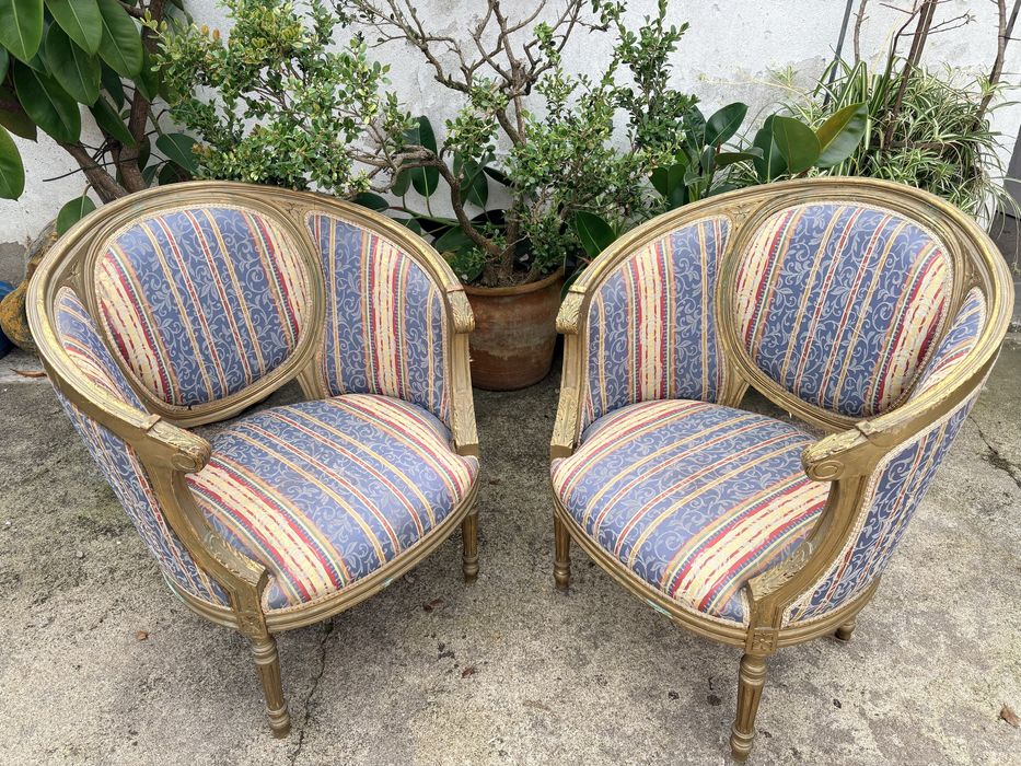 Par de lindos antigos cadeirões estilo Luís XVI
