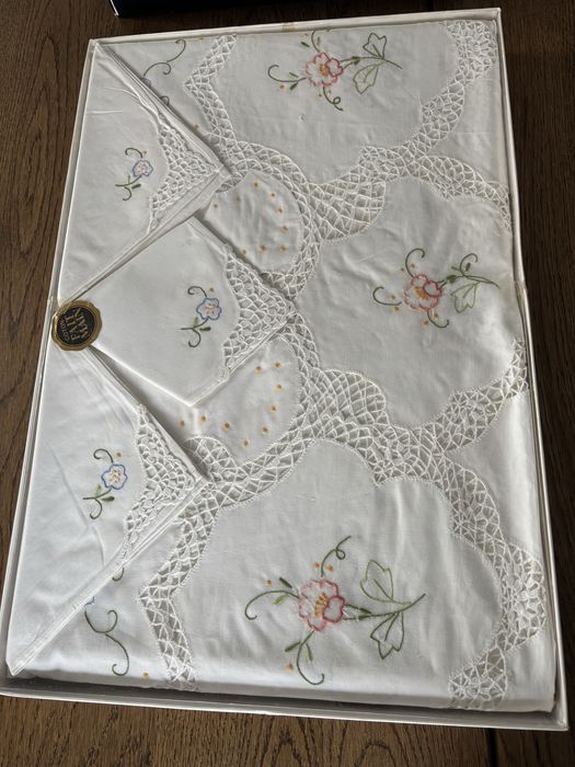 Toalha de mesa com crochê e bordado manual - Novo