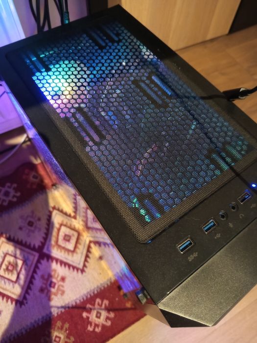 Komputer + słuchawki myszka klawiatura i podkładka