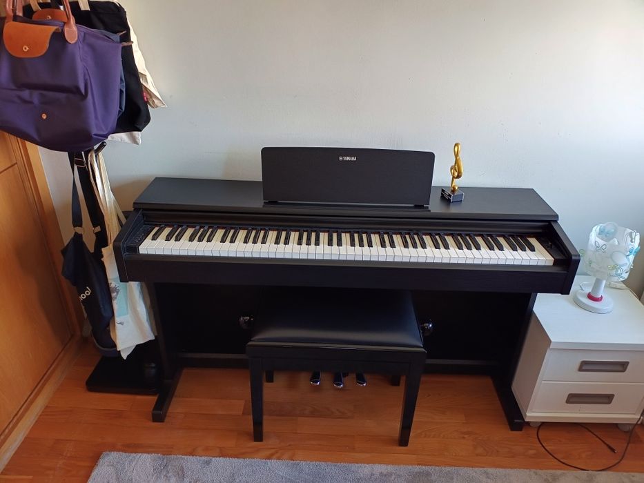 Piano digital Yamaha Arius YDP-145B  (Fatura + Caixa Original)