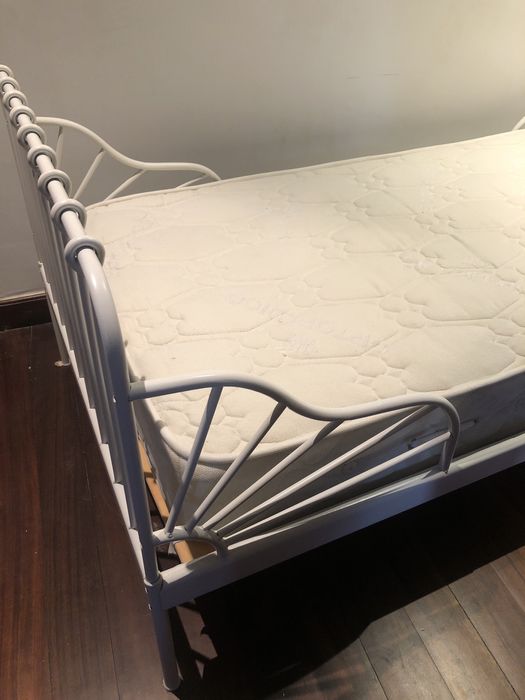 Cama de ferro branca solteiro