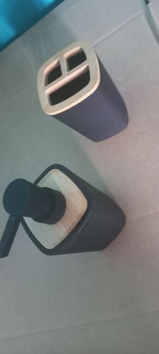 Zestaw dwóch przyborów na mydło i szczoteczki