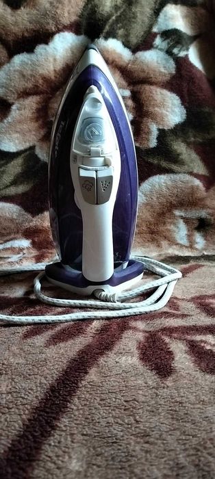 Продаю утюг б/у красивий