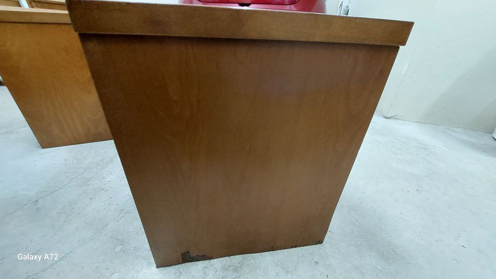 Cama de casal com 2 mesas de cabeceira