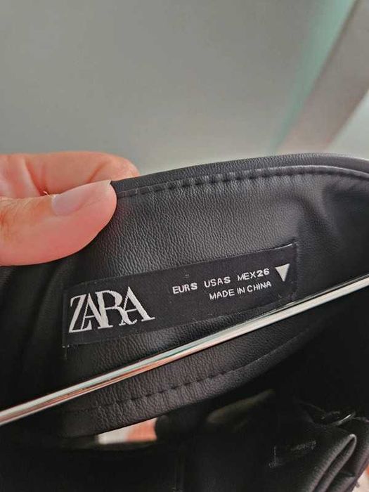 Saia preta curta em efeito de pele