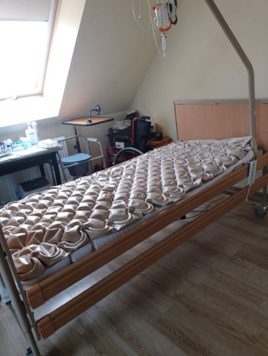 Podnoszone Łóżko dla seniora