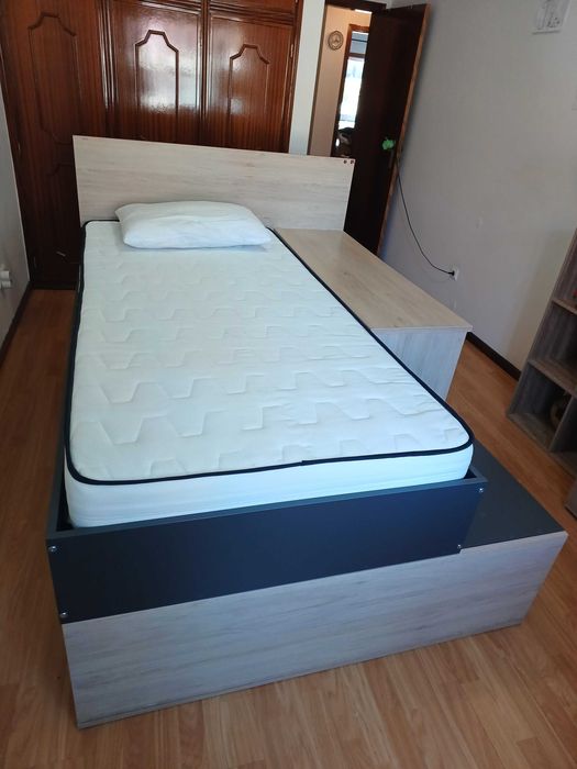 Cama solteiro com arrumação
