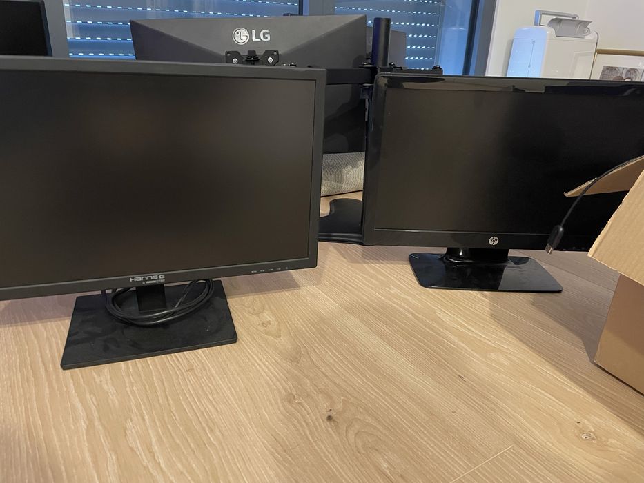 4 computadores / 4 ecrãs / 4 conjunto teclado/rato