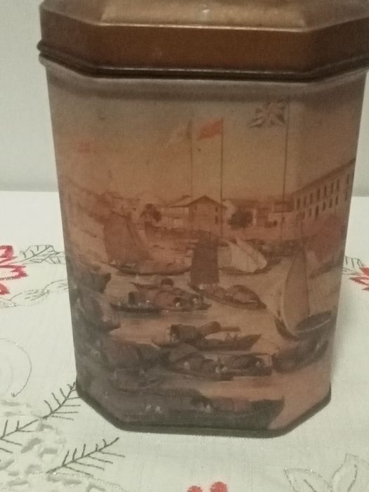 Duas belas latas colecionáveis