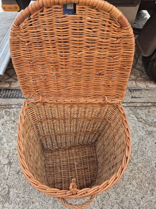 Cesto em verga, usado, em bom estado.