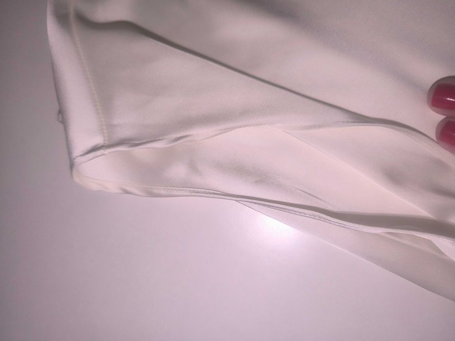 Гарна блузка під атлас молочного кольору 54 розмір