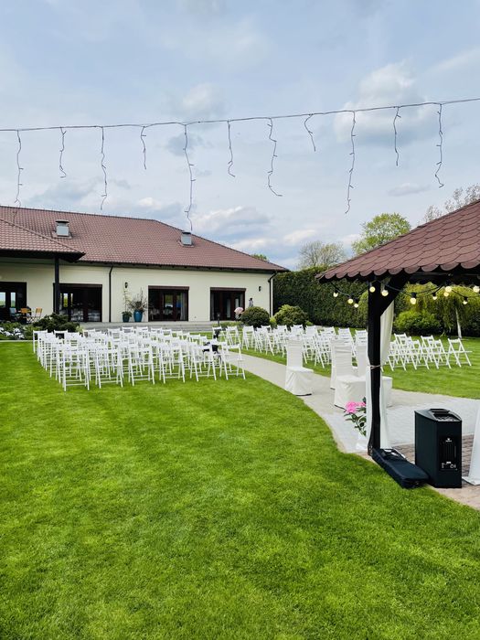 Wynajem krzeseł drewnianych na ślub w plenerze i inne uroczystości