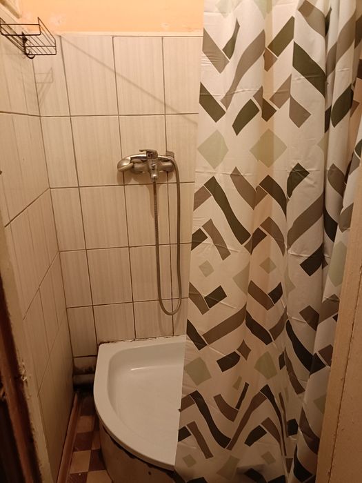 Красний міст. Мебля , пральна машинка та холодильник.