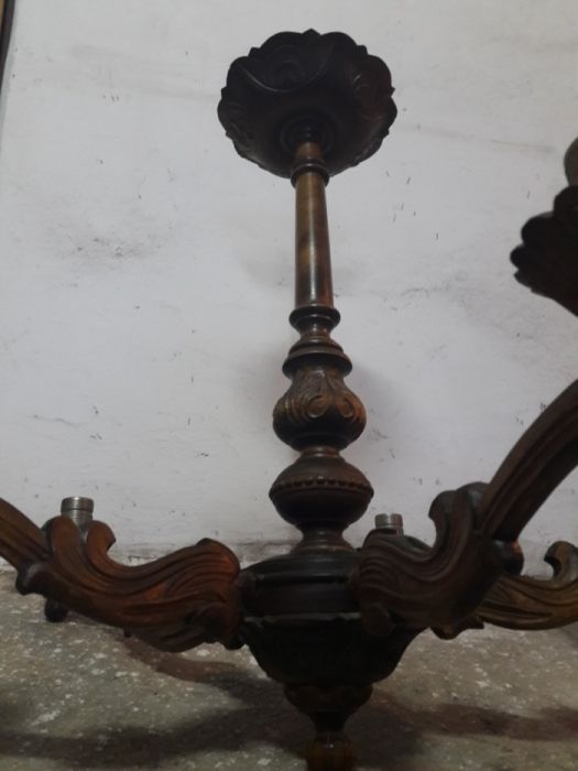 Żyrandol drewniany. Ręcznie rzeźbiony