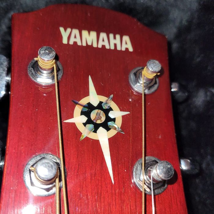 Guitarra Yamaha estimada com mala.