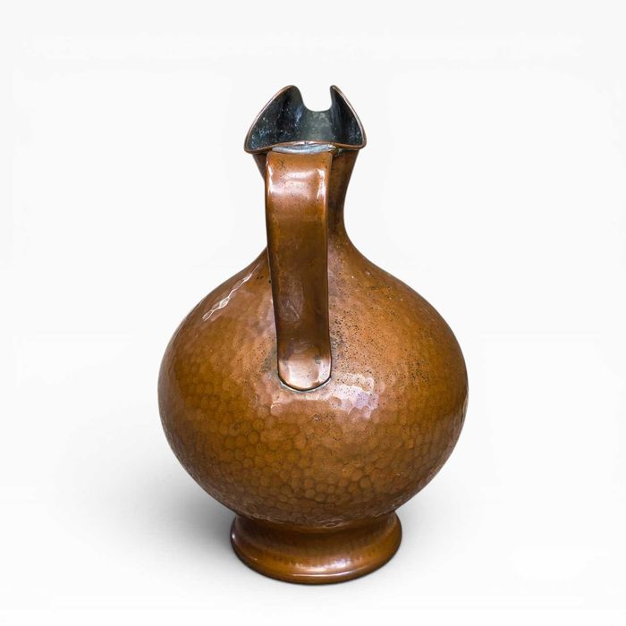 Jarro Antigo Cobre Martelado com Asa e Bico Ondulado