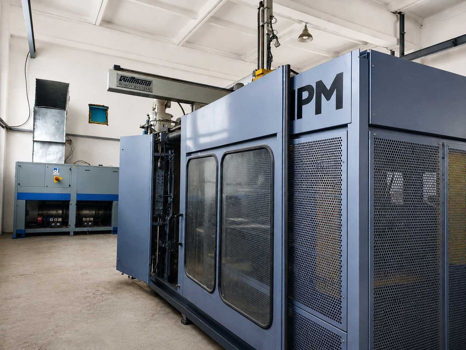 HPM 8000-5600 — ТПА 800 тонн з роботом Wittmann