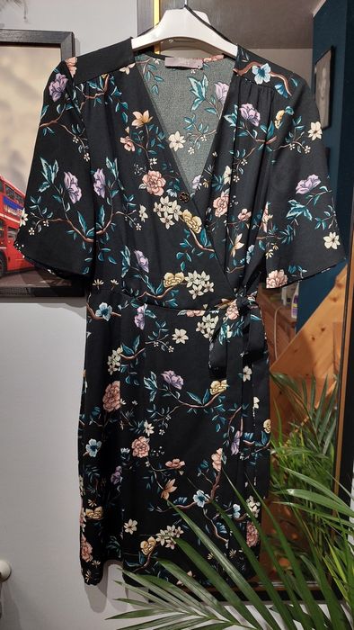 Czarna sukienka w kwiatki. Jake's, rozmiar S/36/8