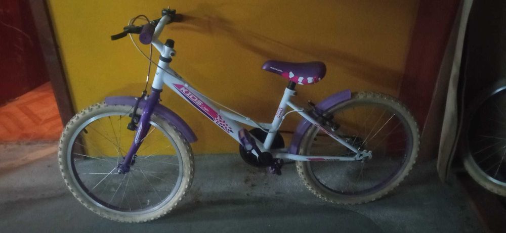 Bicicletas de criança como novas