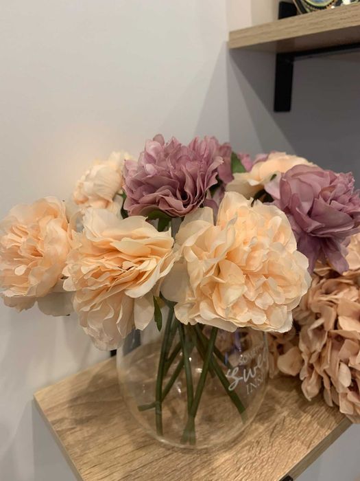 Искусственные пионы, штучные цветы, букет цветов.