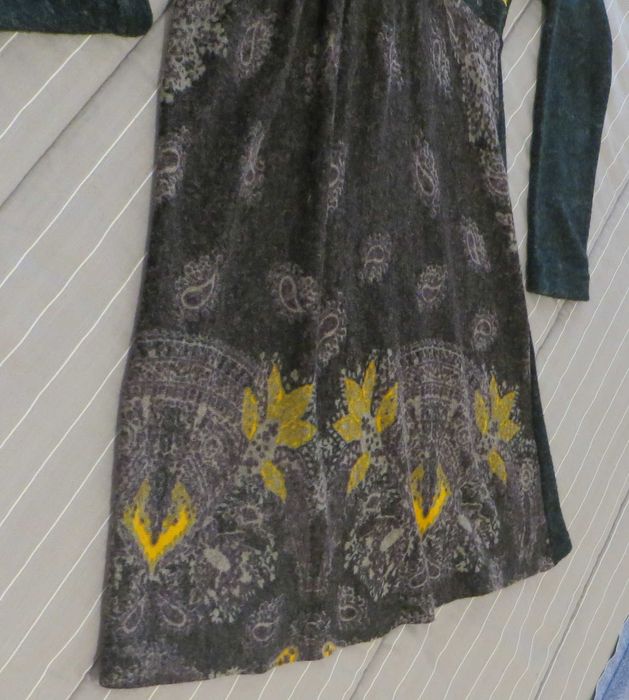 Vestido Malha100% algodão,  aplicações no peito - Cinza e amarelo - S