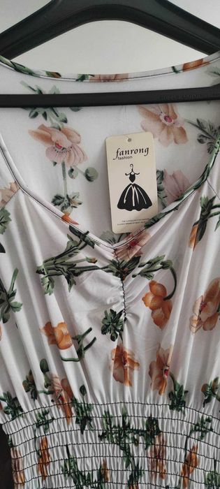 Vestido branco novo com flores tamanho único veste até XXL 15€