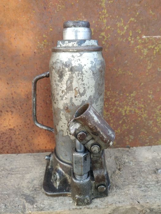 Домкрат бутилочний б у.