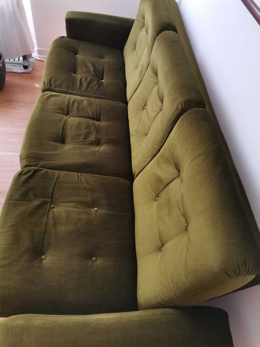 Sofá-cama em veludo verde.