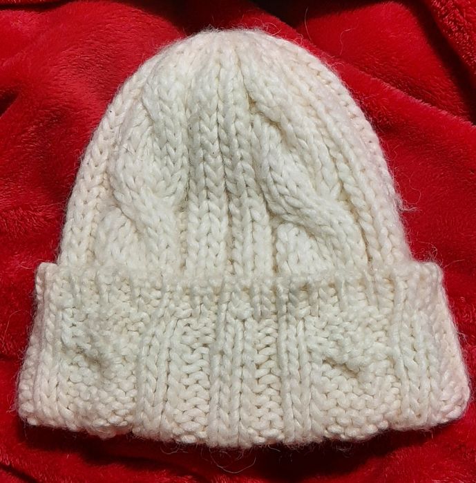 Шерстяна шапка в коси