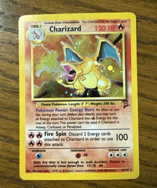 Carta de coleção pokemon charizard