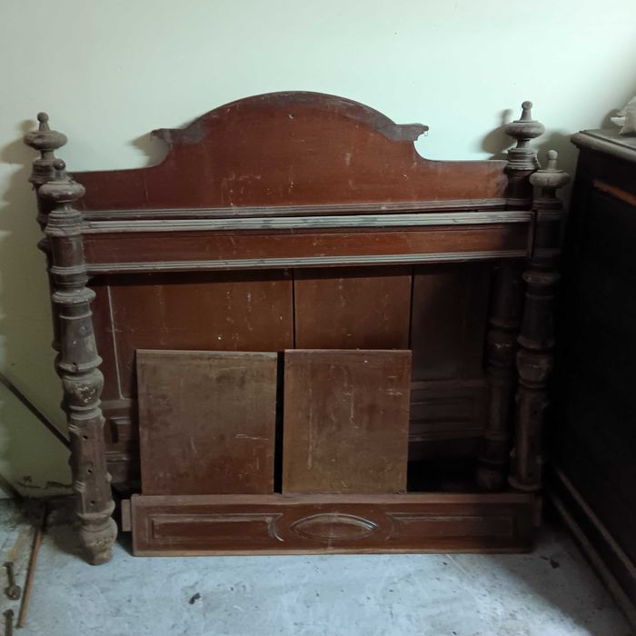 Cama de casal em madeira