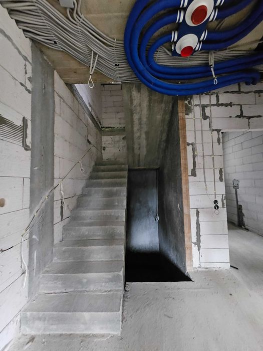 Продаётся новый просторный дом недалеко от воды, в районе Карачунов